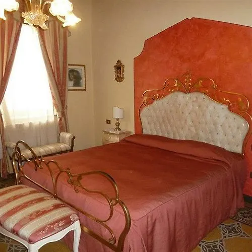 Antica Residenza Santa Chiara -City Center Lucques