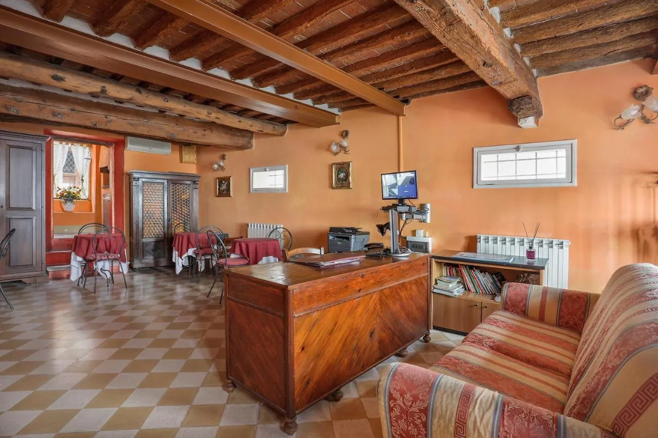 Antica Residenza Santa Chiara -City Center Lucca Guest house
