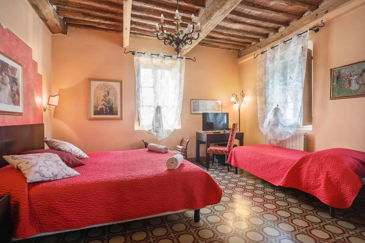 Antica Residenza Santa Chiara -City Center Lucca Guest house