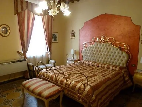 Antica Residenza Santa Chiara -City Center Lucca 3*,