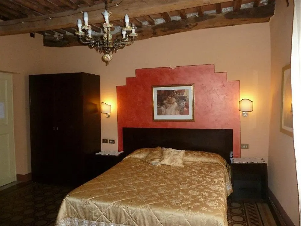 Antica Residenza Santa Chiara -City Center Lucca Guest house