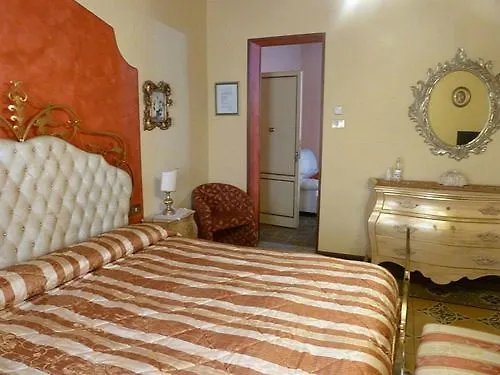 Antica Residenza Santa Chiara -City Center Lucca Guest house