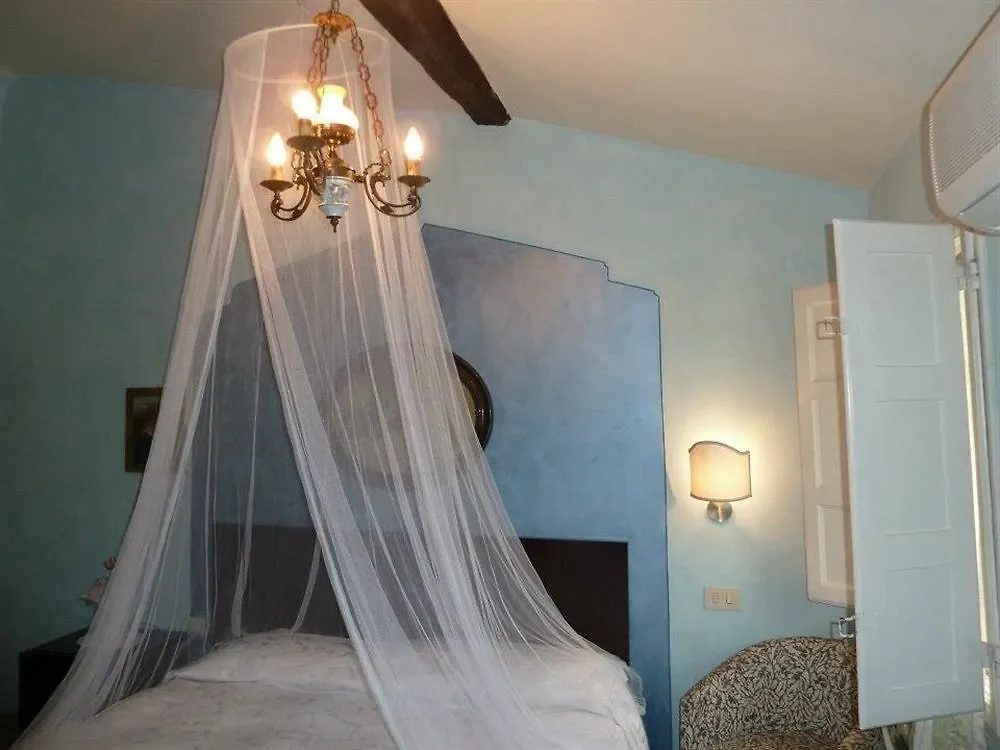 Antica Residenza Santa Chiara -City Center Lucca