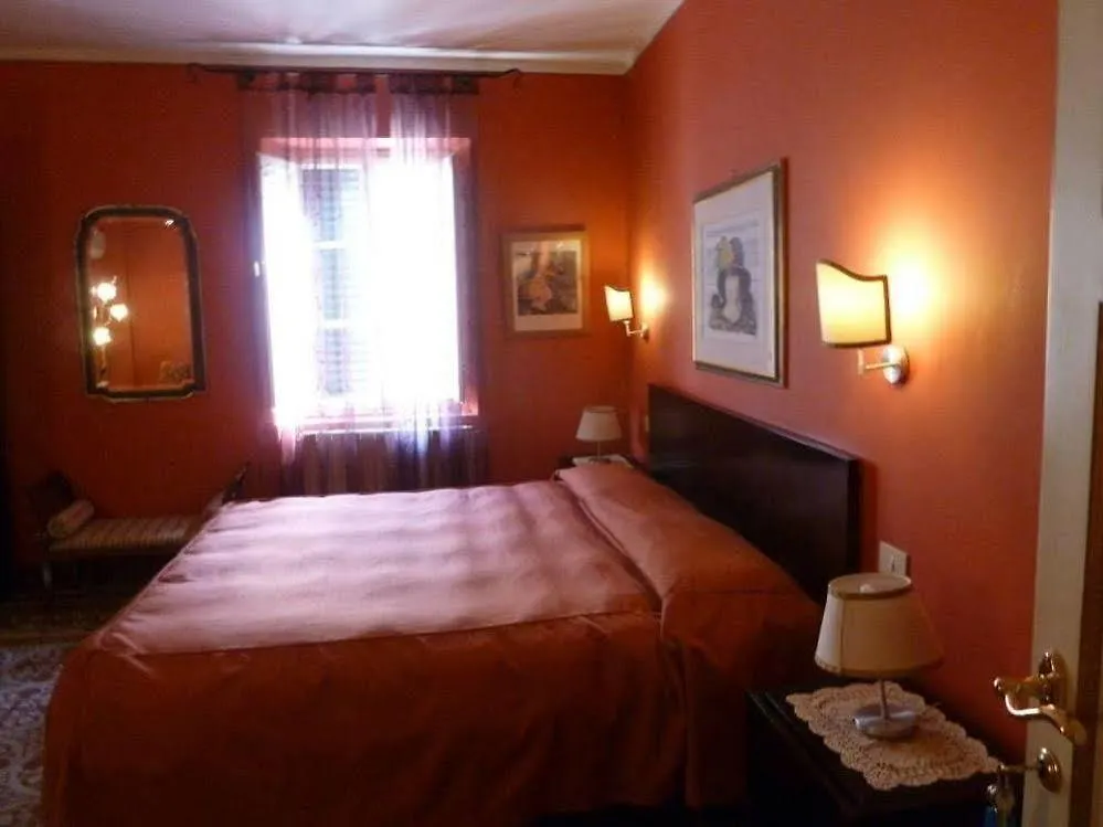 Antica Residenza Santa Chiara -City Center Lucca Guest house